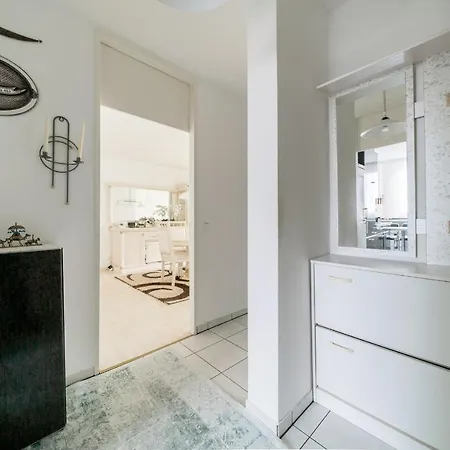 Private Apartment *